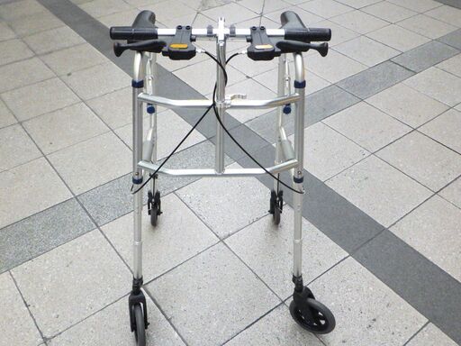 歩行器 シルバーカー 手押し車 介護用品 ブレーキ付き 株式会社イーストアイ セーフティーアーム Uタイプウォーカー大型 アームレストタイプ