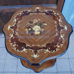 イタリア製アンティーク調の象嵌細工が施されたサイドテーブルです