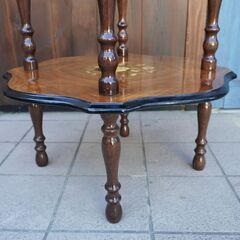 イタリア製アンティーク調の象嵌細工が施されたサイドテーブルです