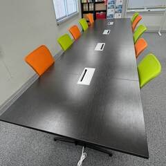 会議用テーブルと10脚の椅子他のオフィスセット