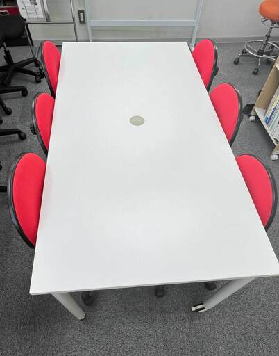 会議用テーブルと10脚の椅子他のオフィスセット