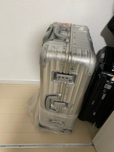 海外旅行用サイズのリモワスーツケース(シルバー) +本棚