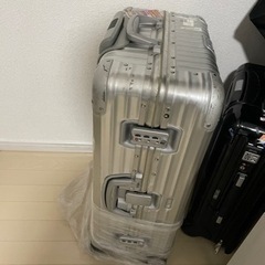 海外旅行用サイズのリモワスーツケース(シルバー) +本棚