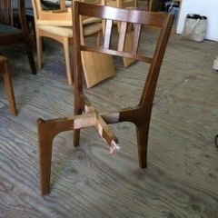 壊れた木製の家具を探しています。 − 東京都