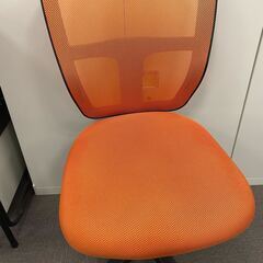 オレンジの椅子