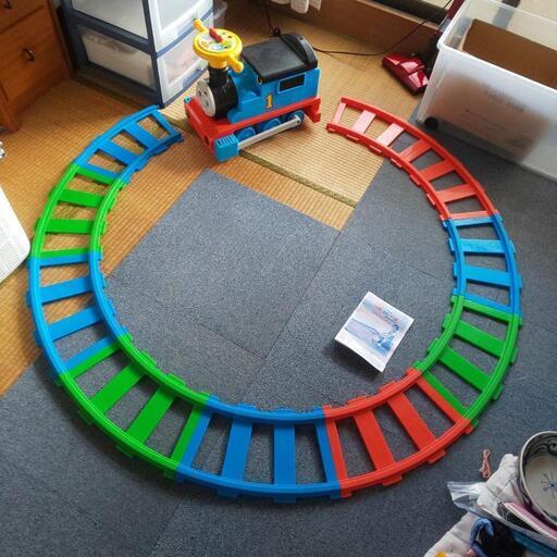 乗って楽しめる電動トーマス
