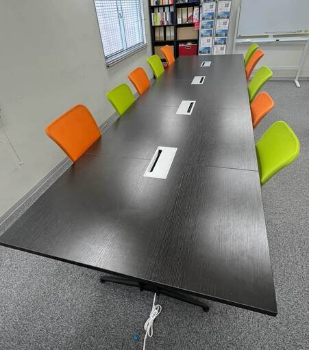 会議用テーブルと10脚の椅子のセット