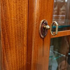 価格見直しました！ダウンライト付｜鍵1本付｜ガラス扉キャビネット