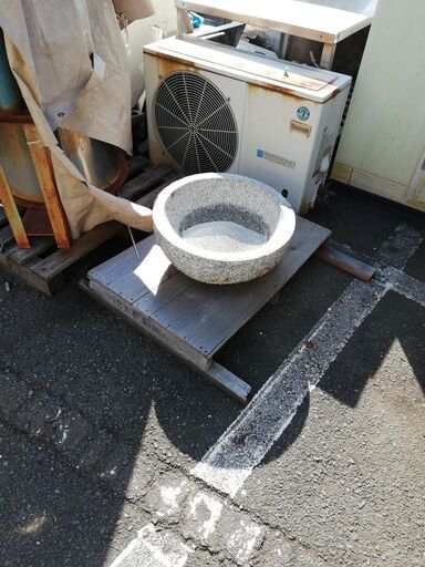 中古　石臼　２　※台座・杵なし　※現状渡し