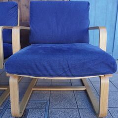 無印良品(MUJI)の人気のリビングでもダイニングでもつかえるソファーチェアー2脚セット/アーム付です！コンパクトなサイズとゆったりとしたデザイン。オーク材のフレームはナチュラルモダンにも♪BL407