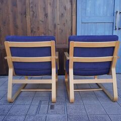 無印良品(MUJI)の人気のリビングでもダイニングでもつかえるソファーチェアー2脚セット/アーム付です！コンパクトなサイズとゆったりとしたデザイン。オーク材のフレームはナチュラルモダンにも♪BL407