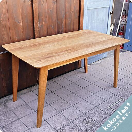 木のぬくもりを感じられるオーク材ダイニングテーブルです。丸みのあるなめらかな縁がやさしい印象のテーブル。ダイニングを温かみのある癒しの空間に。北欧スタイルやカフェスタイルにも。BL413