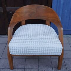 ACTUS(アクタス)取り扱いのイタリアのブランドporada(ポラダ)のアルバアームチェア。ウォールナット材のウッドフレームの曲線が美しいラウンジチェア。ふかふかの座り心地でお部屋を快適な空間に。BL418-nanaco様ルイヴィトンストール