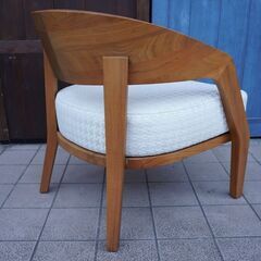 ACTUS(アクタス)取り扱いのイタリアのブランドporada(ポラダ)のアルバアームチェア。ウォールナット材のウッドフレームの曲線が美しいラウンジチェア。ふかふかの座り心地でお部屋を快適な空間に。BL418