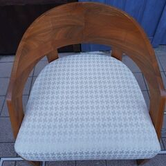 ACTUS(アクタス)取り扱いのイタリアのブランドporada(ポラダ)のアルバアームチェア。ウォールナット材のウッドフレームの曲線が美しいラウンジチェア。ふかふかの座り心地でお部屋を快適な空間に。BL418-nanaco様ルイヴィトンストール