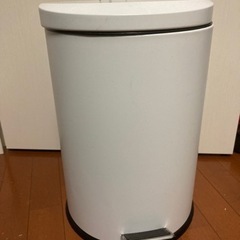 ニトリ　ペダル式ゴミ箱20L