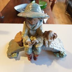 スペインLLADRO(リヤドロ)社の陶器人形の置物『フィギュリン』THE OLD FISHING HOLE/2237 です。魚釣りをする男の子に寄り添う仔犬が愛らしい作品です。贈答品/プレゼントBL429