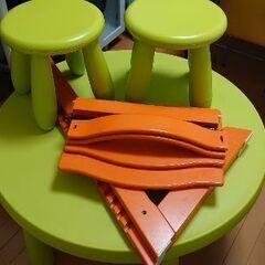 STOKKE、IKEAの椅子とテーブル