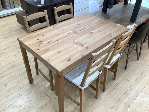 IKEA(イケア)の温かみのある木製のテーブルとイスが合わさったダイニング5点セットです！