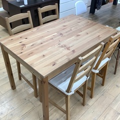 IKEA(イケア)の温かみのある木製のテーブルとイスが合わさった...