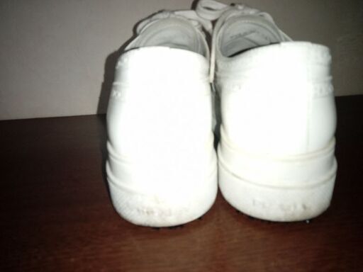 PRADAシューズひもつきホワイト