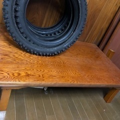 木製のテーブル