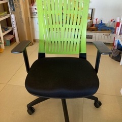 緑オフィス椅子1つ