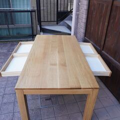 旭川の家具メーカーEARLY TIMESα(アーリータイムスα)のETERNO(エテルノ)ダイニングテーブルです。ナチュラルな印象の天然木の食卓はシンプルながら引き出し付きで機能性も抜群！BL431