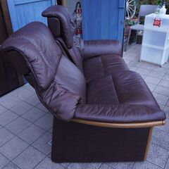 北欧ノルウェーのメーカーEKORNES(エコーネス)社のストレスレスエルドラド2人掛けソファです。 リビングはもちろんシアタールームなどにおススメの北欧デザインのハイバックソファ♪BL436