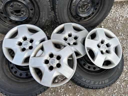 【中古】215/70R15  スタッドレスタイヤ・ホイールセット  BRIDGESTONE BLIZZAK 　日産ホイールキャップ付き　エクストレイル　15インチ 中古】215/70R15 スタッドレスタイヤ・ホイールセット BRIDGESTONE