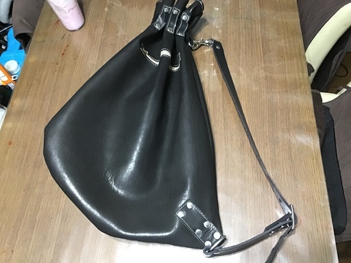 牛革ボディバッグ。未使用新品。