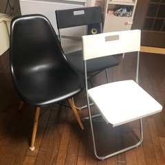 イームズチェア風椅子とIKEAの椅子