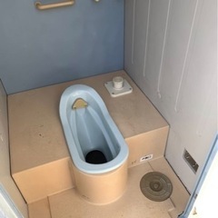 仮設トイレ　簡易水栓式　フットポンプを、踏むと流れます。