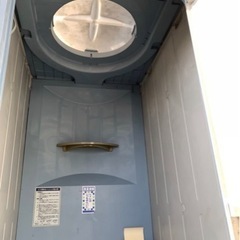 仮設トイレ　簡易水栓式　フットポンプを、踏むと流れます。