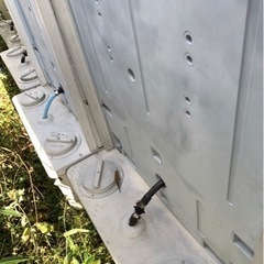 仮設トイレ　簡易水栓式　フットポンプを、踏むと流れます。