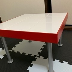 可愛い正方形テーブルです