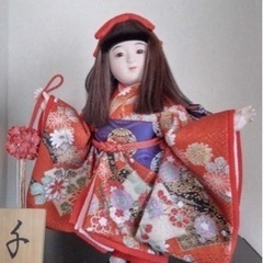 ガラスケース入りの日本人形
