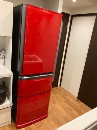 【配達設置全てコミコミ】国産MITSUBISHIの大容量3枚ドア冷蔵庫自動製氷機能付き✨【オシャレな赤】