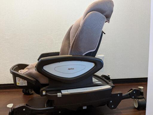 横浜市内お届けします】【定価5万】電動バウンサー(アップリカ:ユラ