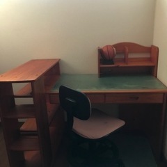 大学生の娘が高校の時迄使ってた机、本棚、椅子です！