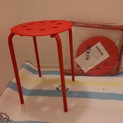 IKEA　赤い椅子