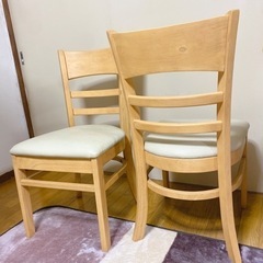 ナチュラルカラーの椅子（木製）