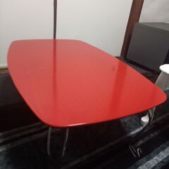 赤いローテーブル