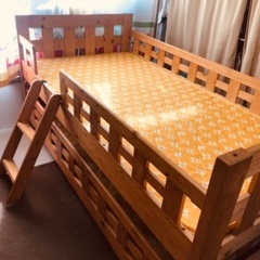 木製二段ベッド(下段キャスター可動式で収納・組み合わせ自由)
