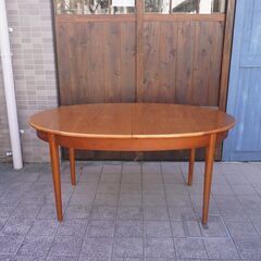 イギリス製のチーク材を使用した伸長式ダイニングテーブルです。北欧モダンデザインの4人から6人用、英国エクステンションテーブル。楕円形の丸みを帯びたシンプルなデザインは優しい雰囲気に♪CA101