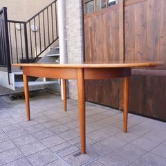 イギリス製のチーク材を使用した伸長式ダイニングテーブルです。北欧モダンデザインの4人から6人用、英国エクステンションテーブル。楕円形の丸みを帯びたシンプルなデザインは優しい雰囲気に♪CA101