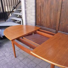 イギリス製のチーク材を使用した伸長式ダイニングテーブルです。北欧モダンデザインの4人から6人用、英国エクステンションテーブル。楕円形の丸みを帯びたシンプルなデザインは優しい雰囲気に♪CA101