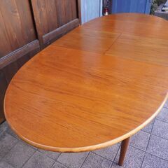 イギリス製のチーク材を使用した伸長式ダイニングテーブルです。北欧モダンデザインの4人から6人用、英国エクステンションテーブル。楕円形の丸みを帯びたシンプルなデザインは優しい雰囲気に♪CA101