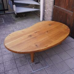 飛騨高山の家具メーカー キツツキマークの飛騨産業(HIDA)。森のことばシリーズのオーク無垢材(節入り) 豆型リビングテーブル。センターテーブルとしてはもちろんロータイプなので和室の座卓にも。CA102