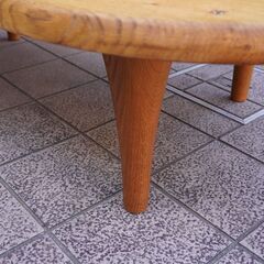 飛騨高山の家具メーカー キツツキマークの飛騨産業(HIDA)。森のことばシリーズのオーク無垢材(節入り) 豆型リビングテーブル。センターテーブルとしてはもちろんロータイプなので和室の座卓にも。CA102